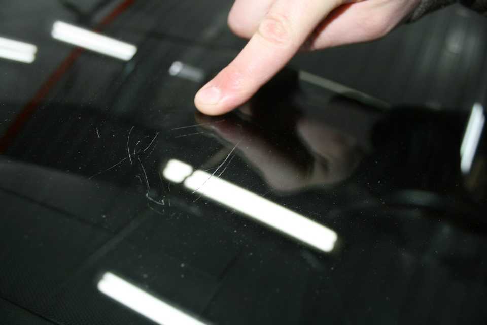 Удалить царапины со стекла: разбираемся как убрать царапины на лобовом стекле автомобиля полировкой