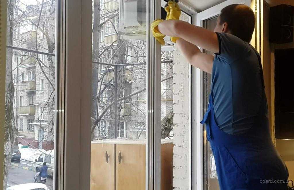 Несколько рекомендаций, как помыть окна на балконе безопасно и без разводов