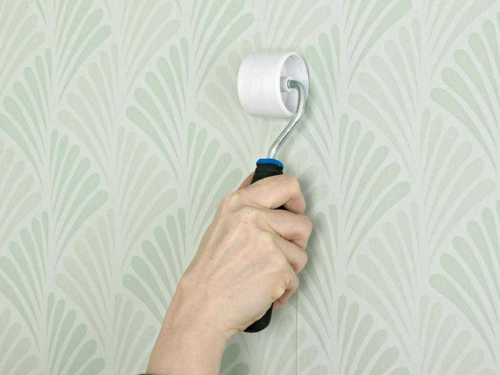 В этой статье расскажем, как легко и быстро убрать старые обои со стены в домашних условиях, как снять виниловые, флизелиновые, моющиеся, тканевые и другие с гипсокартона, деревянной основы