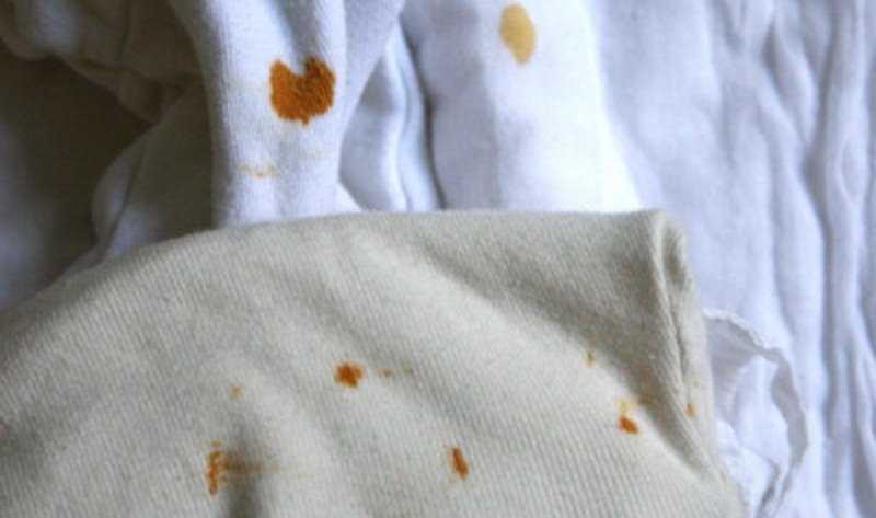 Как отстирать ржавчину с белой одежды в домашних условиях: чем можно удалить пятно и отмыть ткань светлого цвета, как выводить следы?