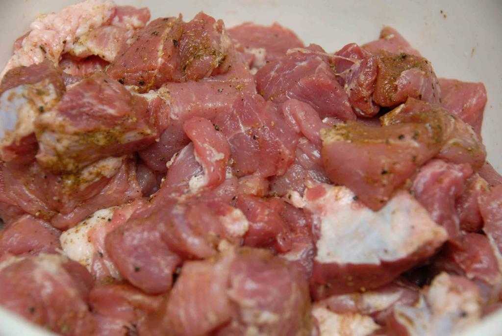 Из этой статьи вы узнаете, как убрать тухлый душок от фарша из свинины при готовке, чем отбить неприятный аромат хряка от мяса, что делать, если оно заветренное, долго лежало, начало портиться и запахло