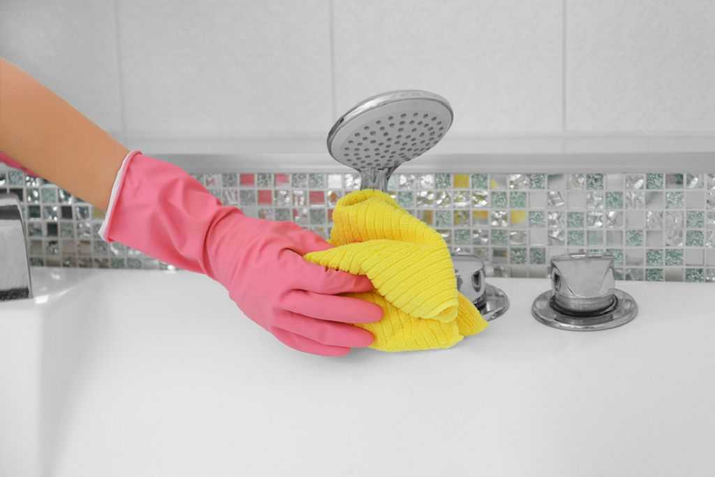 Как почистить ванну? 83 фото как отчистить покрытие добела содой и уксусом в домашних условиях, чем отмыть чугуную конструкцию от желтизны и въевшейся грязи