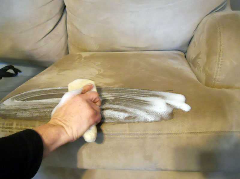 Как вывести жирное пятно с дивана