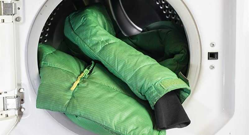 В этой статье расскажем, можно ли и как правильно стирать пуховик или куртку с биопухом в стиральной машине-автомат и вручную, как сушить изделие, какие средства для стирки выбрать