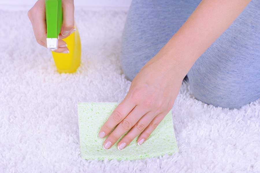 Секреты опытных хозяек: как очистить диван от различного вида пятен в домашних условиях