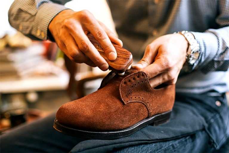 Замшевая обувь – предмет гардероба, который взамен своей красоты и элегантности требует особого ухода Как правильно ухаживать за обувью из замши, чтобы она