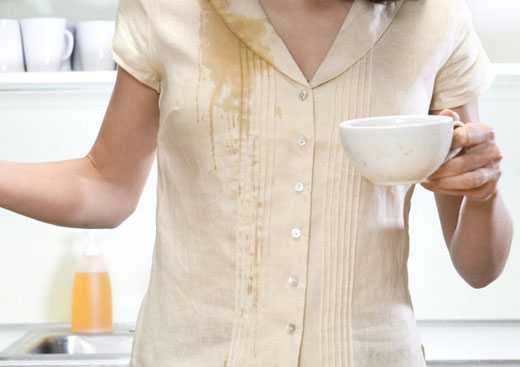 Домашняя химчистка: как отстирать кофе с одежды и мягкой мебели?
