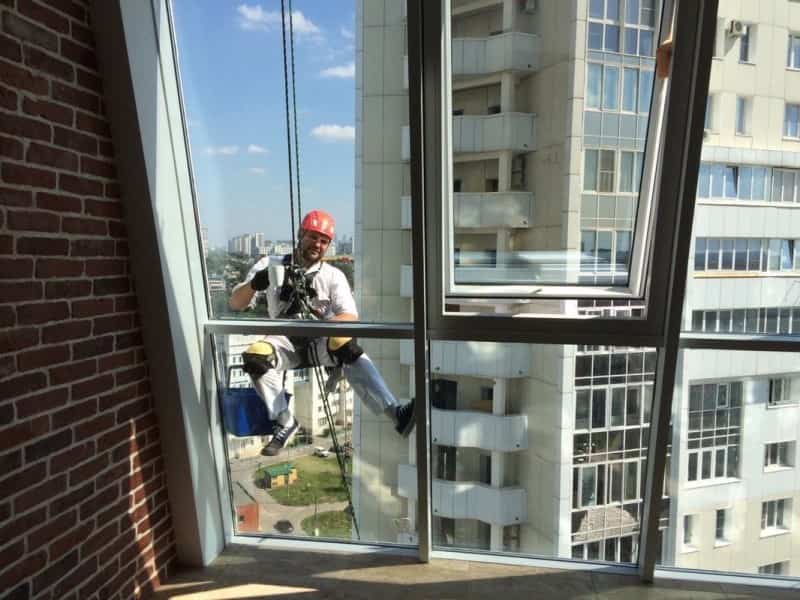 Как безопасно и правильно помыть пластиковые окна на балконе снаружи на высоком этаже