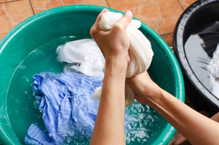 Как отстирать полинявшую вещь в домашних условиях: стирка белых и цветных тканей