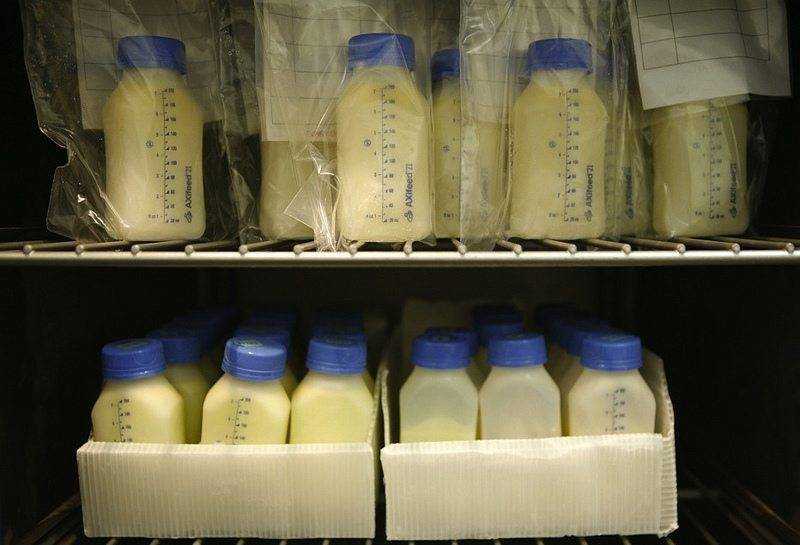 Заморозка молока: можно ли хранить в морозилке и сколько по времени, какую тару выбрать (бутылка, пакет), как правильно организовать хранение?
