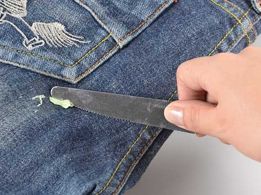 Советы опытных домохозяек, как можно убрать жвачку с брюк в домашних условиях