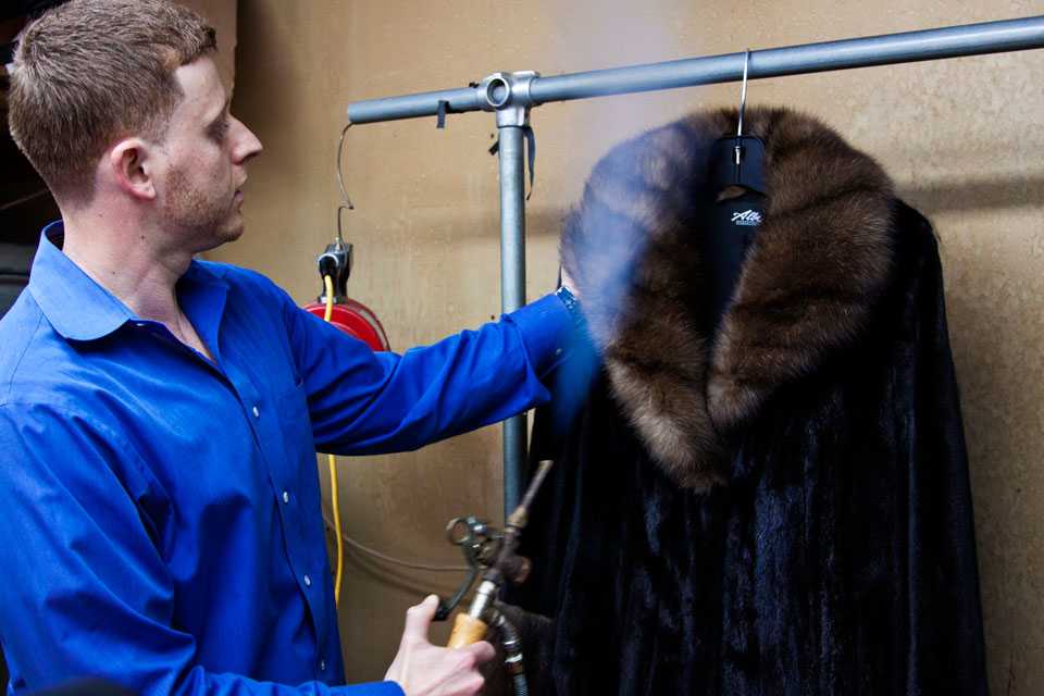 Можно ли и как постирать кожаную куртку вручную и в машинке?