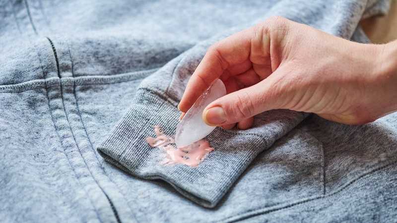Чем вывести жирное пятно на куртке в домашних условиях: не стирая