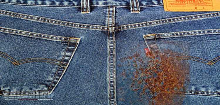 Ржавчина на джинсах появляется очень часто, ведь эта одежда украшена металлическими болтами, кнопками Если джинсы будут долго влажными, то на них обязательно
