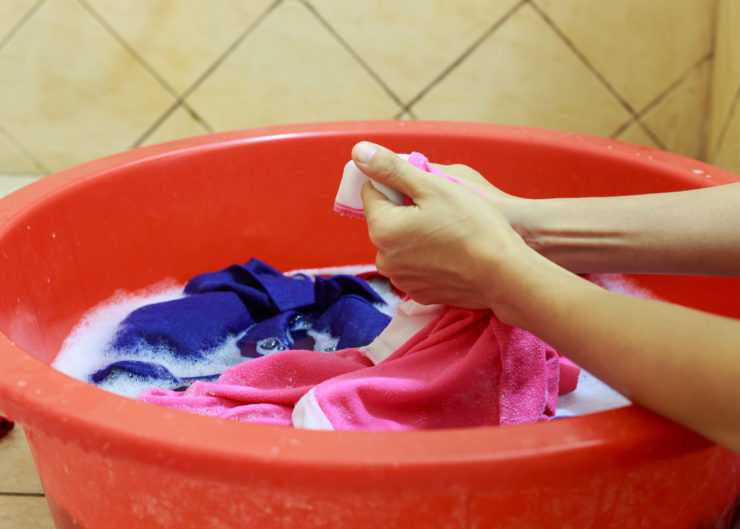 Как стирать флис в стиральной машине и вручную, при какой температуре, садятся ли флисовые вещи и одежда после стирки?