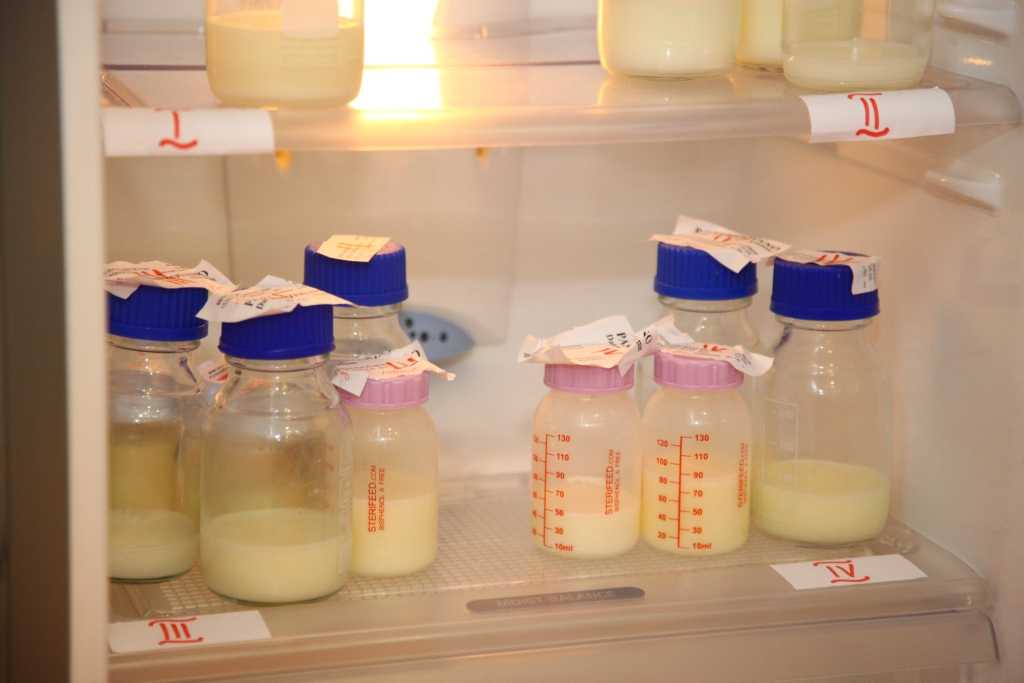 Хранение грудного молока после сцеживания: срок и температура хранения