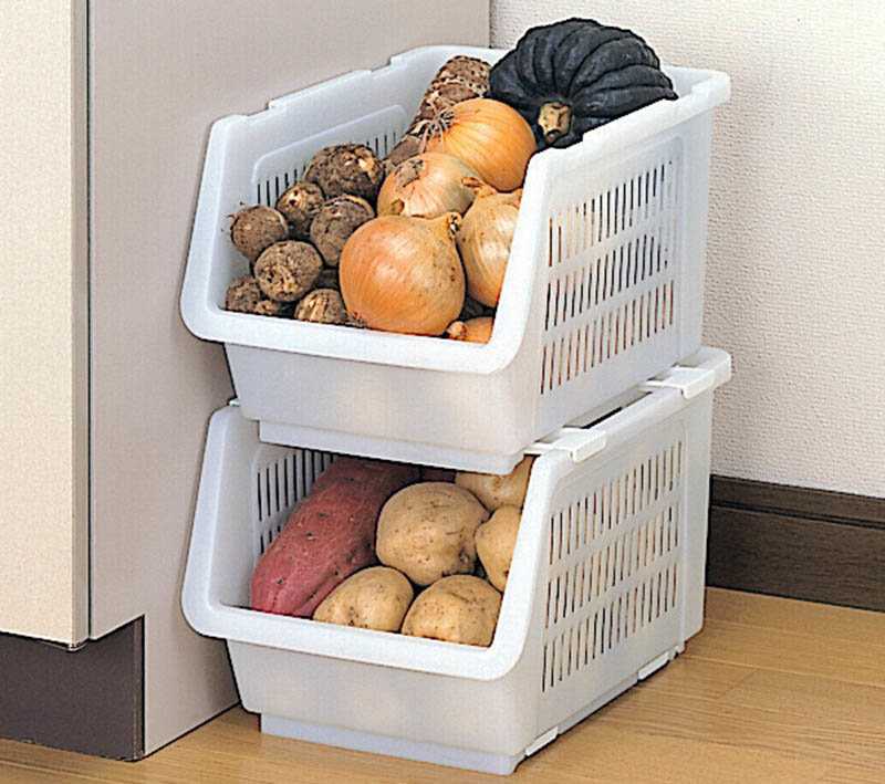 В этой статье расскажем, как правильно хранить свежую капусту в домашних условиях зимой, как организовать условия хранения в квартире, где лучше разместить кочаны дома - в холодильнике, кладовке, на балконе