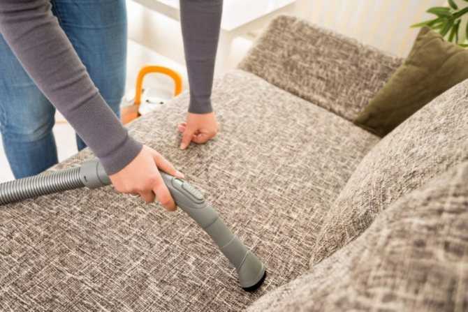 Как почистить диван от пятен без разводов: способы, уход за обивкой