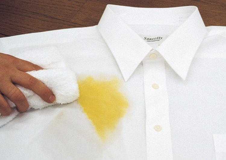 Как отстирать желтые пятна с белой одежды?