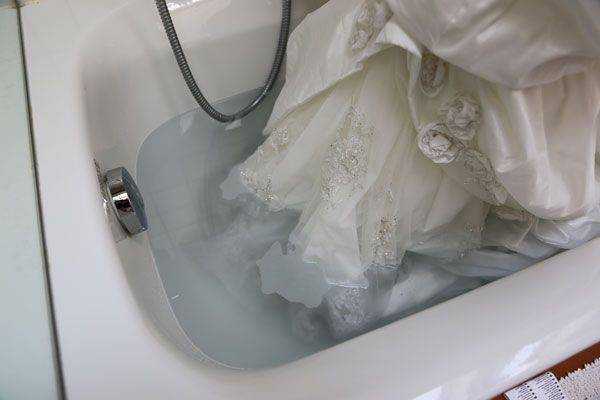 Стираем дома свадебное платье