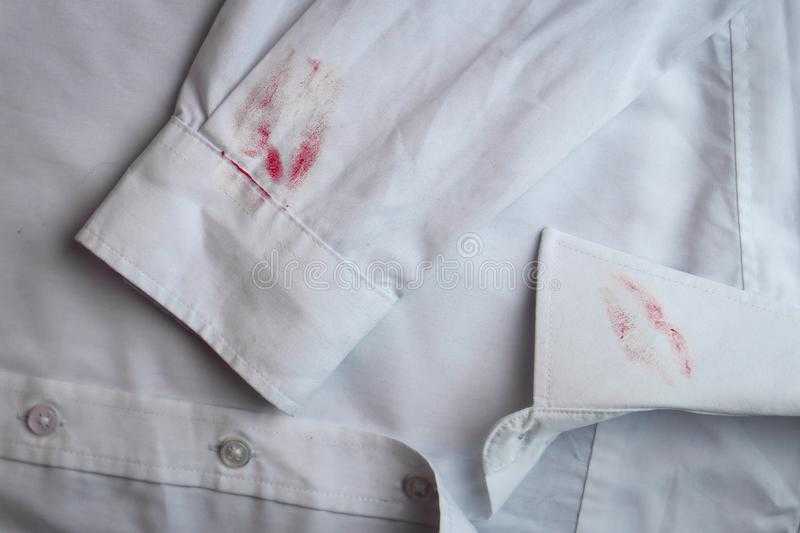 Как отстирать помаду с одежды: чем можно убрать с белой ткани пятно