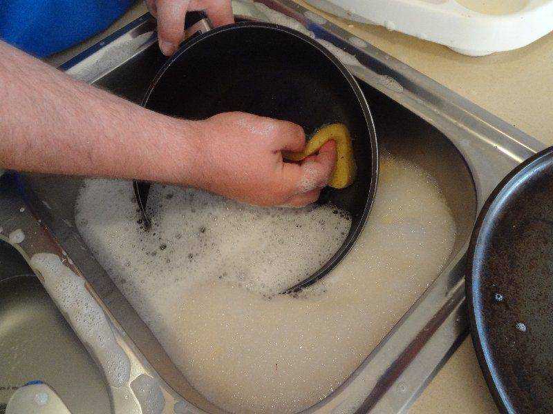 Как легко очистить сковороду от нагара снаружи