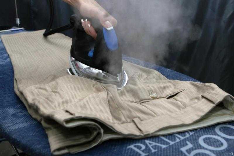 Как правильно гладить брюки со стрелками: пошаговая инструкция