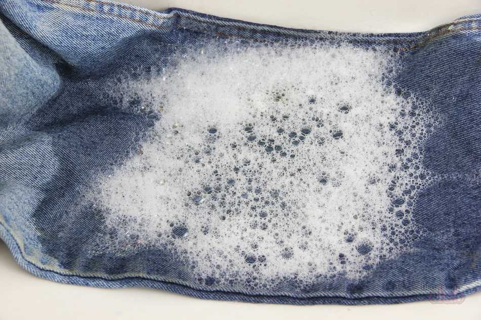 Как отстирать джинсы от травы в домашних условиях: способы и средства для удаления пятен со светлой и темной джинсовой ткани