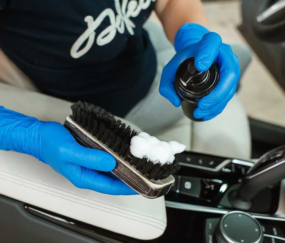 В этой статье рассмотрим плюсы и минусы использования парогенератора для уборки и химчистки салона автомобиля, последовательность действий при чистке авто, советы по выбору бытового прибора для вашей машины