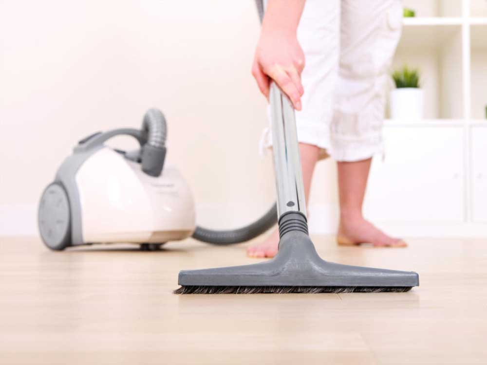 Сначала пылесосить или мыть пол: рекомендации специалистов клининга, что делать в первую и вторую очередь для наиболее качественной уборки