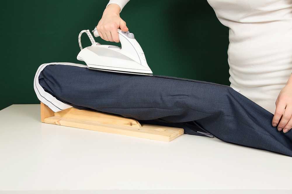 Как убрать лоск с брюк от носки? блеск, подпалины и другие пятна: убираем следы от утюга с одежды как убрать блеск с джинсовой ткани
