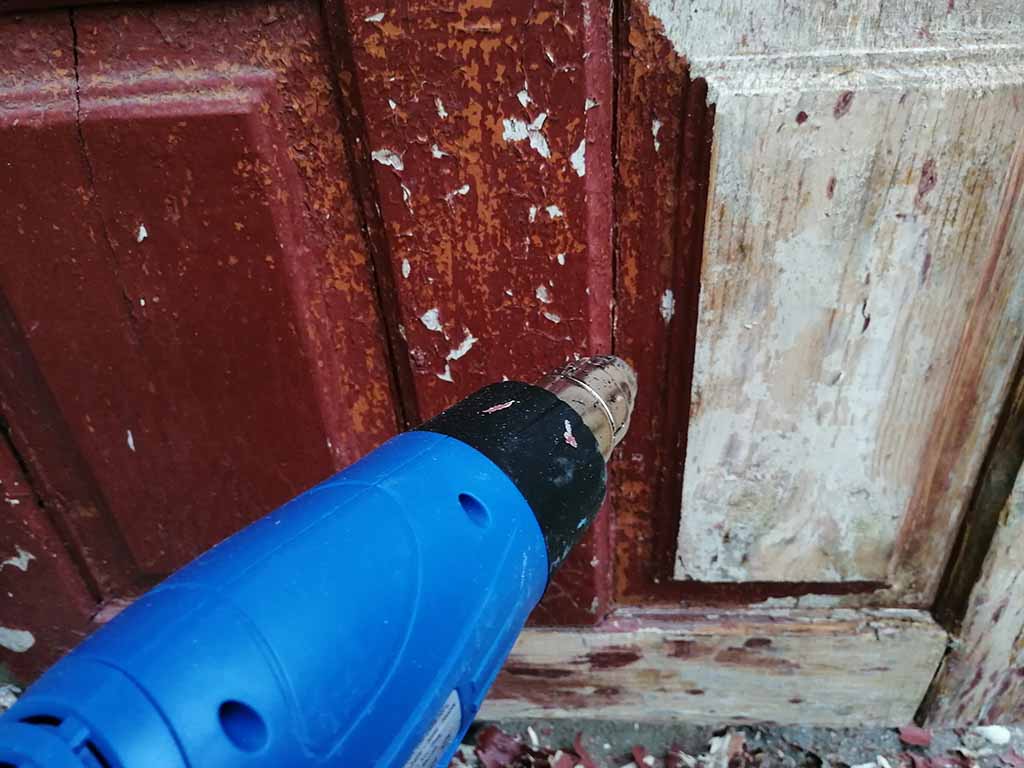 Как снять старый слой краски с древесины