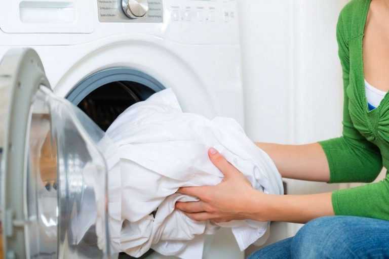 Как стирать постельное белье в стиральной машине: на каком режиме и при какой температуре