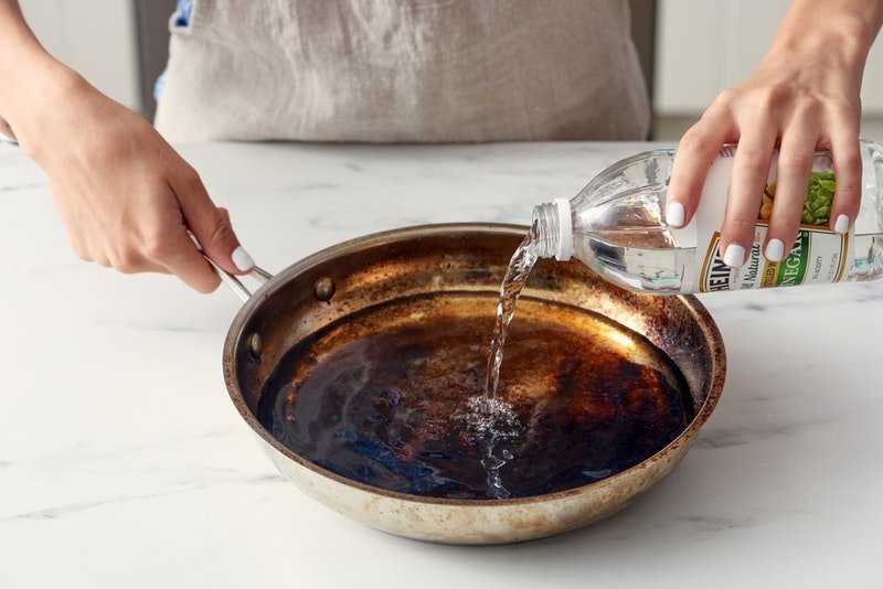 Как очистить сгоревшую кастрюлю (чугунную, эмалированную, алюминиевую, из нержавейки) в домашних условиях, как убрать пригоревшую пищу со дна внутри?