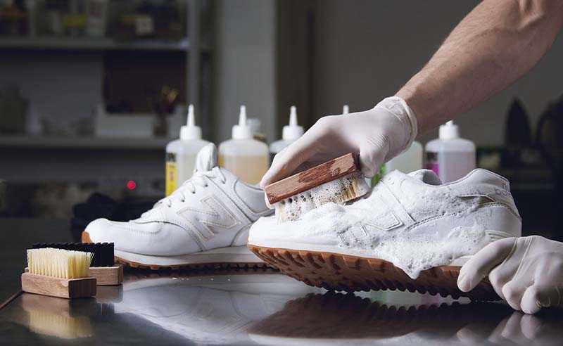 Отмыть белую подошву на кроссовках и кедах: проверенные методы