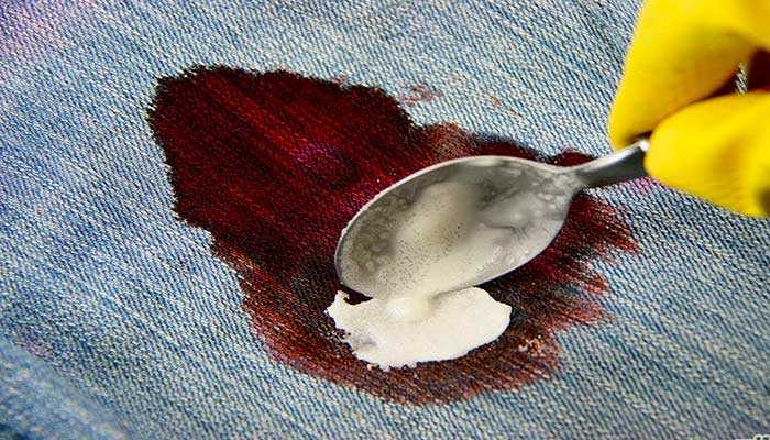 Чем оттереть кровь с дивана: как вывести кровяное пятно с обивки