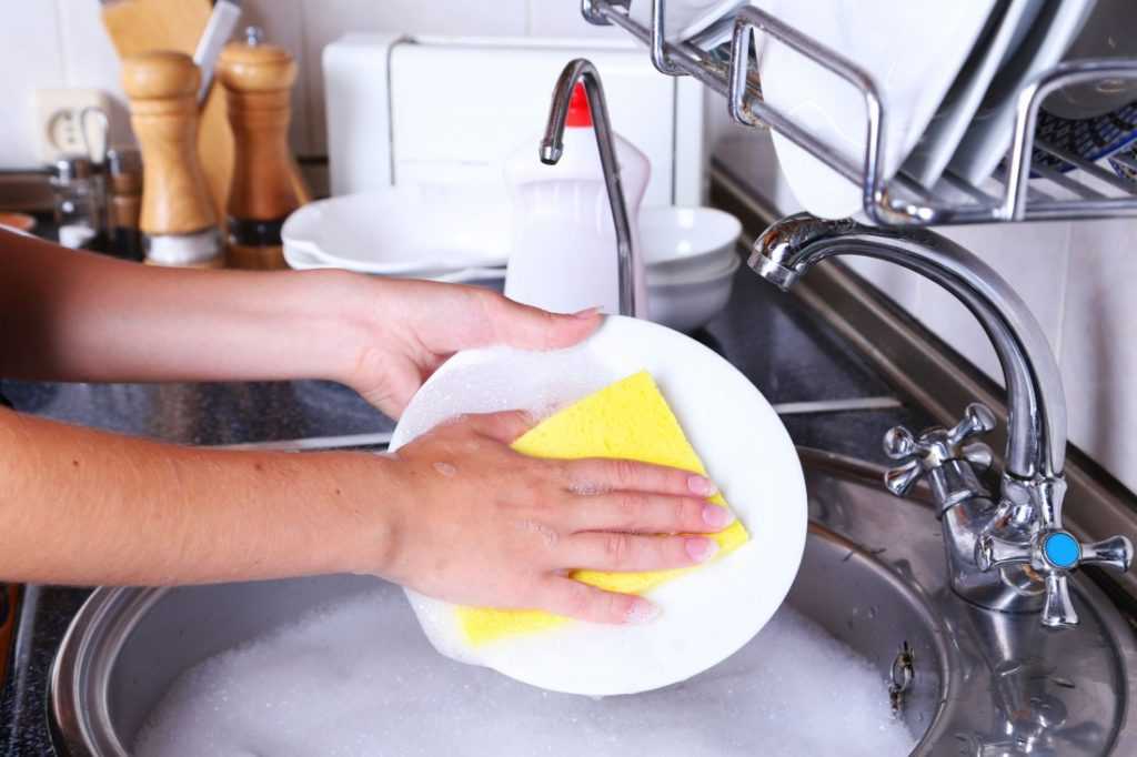 Если вас интересует, как быстро помыть посуду руками в раковине, предлагаем вашему вниманию полезные лайфхаки и советы, которые помогут перемыть гору кухонной утвари за 5-10 минут и без особых усилий