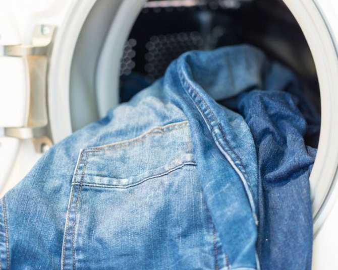 Как постирать джинсы, чтобы они сели, стали на размер меньше: при какой температуре воды в стиральной машине и вручную, при помощи кипячения и т.д.
