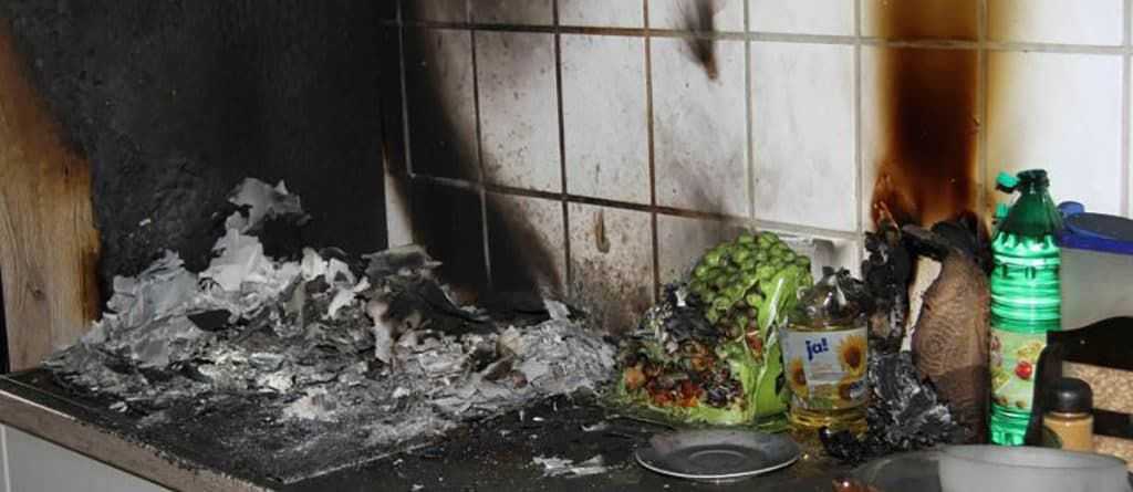 Как убрать запах гари из микроволновки в домашних условиях: советы, как удалить аромат горелого после сгоревшей пищи