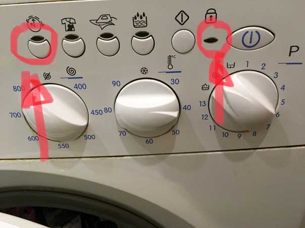 Если ваша стиральная машинка Индезит набирает воду, но не стирает, необходимо разобраться, в чем причины появления неполадок в работе, почему бытовой прибор не запускает режим стирки, а также что делать, чтобы устранить неисправность