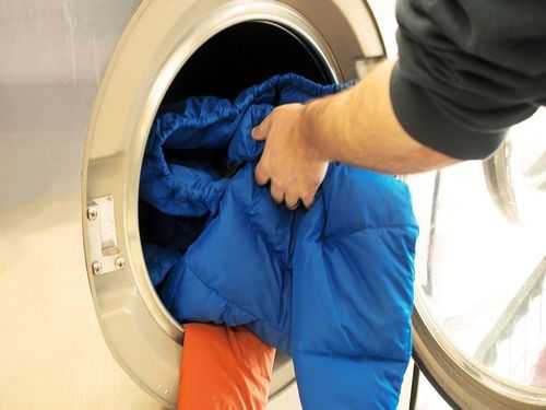 Если вас интересует, как стирать куртку или пуховик Омни Хит Коламбия (Columbia Omni-Heat) в стиральной машине-автомат или руками и не испортить недешевую вещь, как правильно сушить и можно ли гладить изделие, прочтите нашу статью