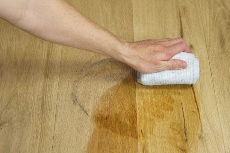 Из этой статьи вы узнаете, как и чем можно отмыть ржавчину с линолеума в домашних условиях, как оттереть следы с покрытия при помощи народных рецептов, убрать бытовой химией, чем нельзя удалять пятна и почему