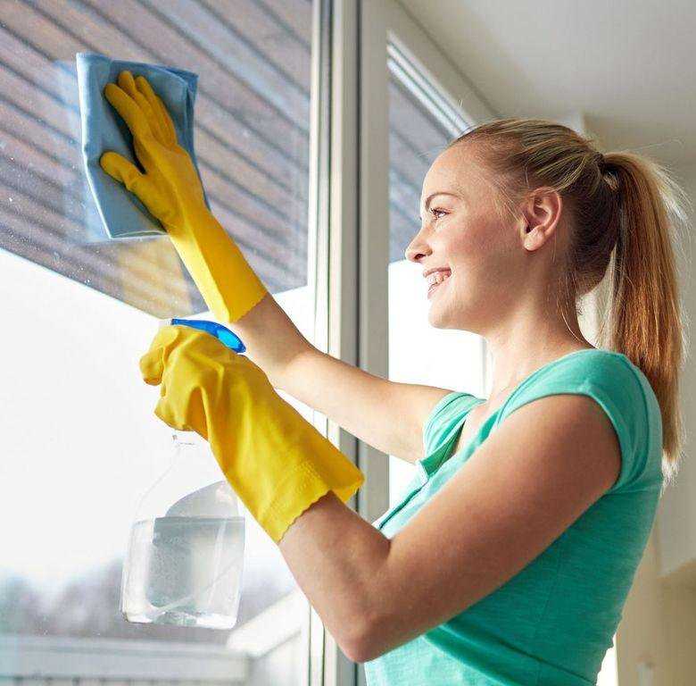 Чисто, быстро и без разводов: как помыть окна в доме и офисе