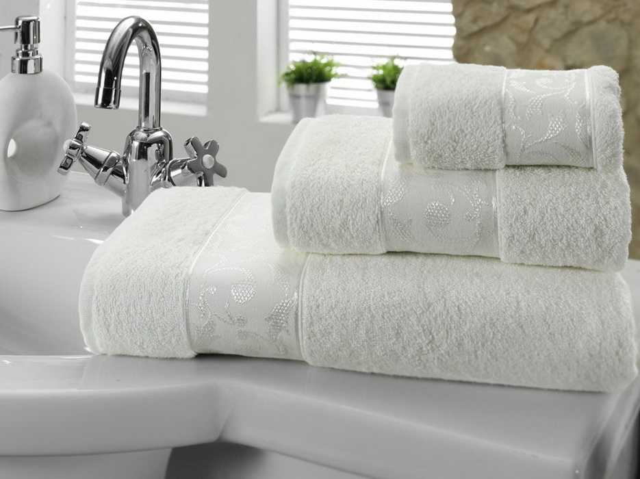 Махровых полотенец как правильно. Полотенца в ванной. Красивые полотенца для ванной. Белые полотенца в ванной. Махровое полотенце в ванне.