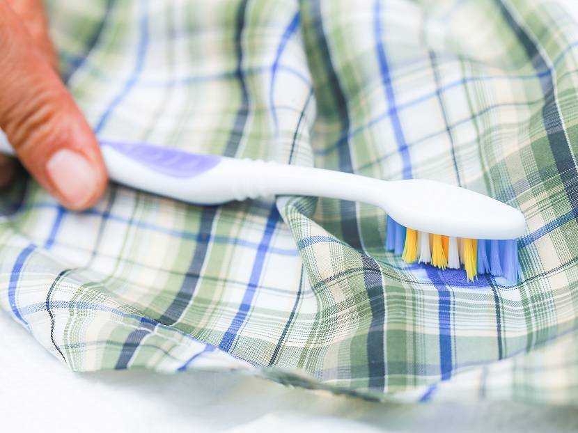 Как отстирать ручку: с белой рубашки, кофты, блузки, халата и другой одежды