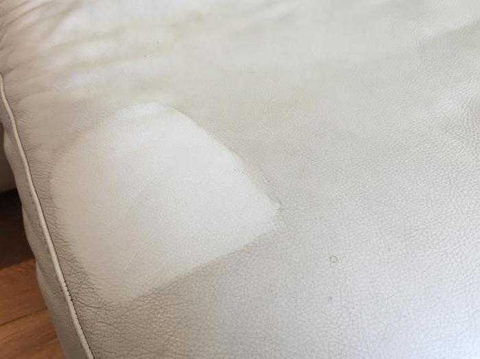 Бюджетные средства и способы, чем почистить диван из ткани в домашних условиях