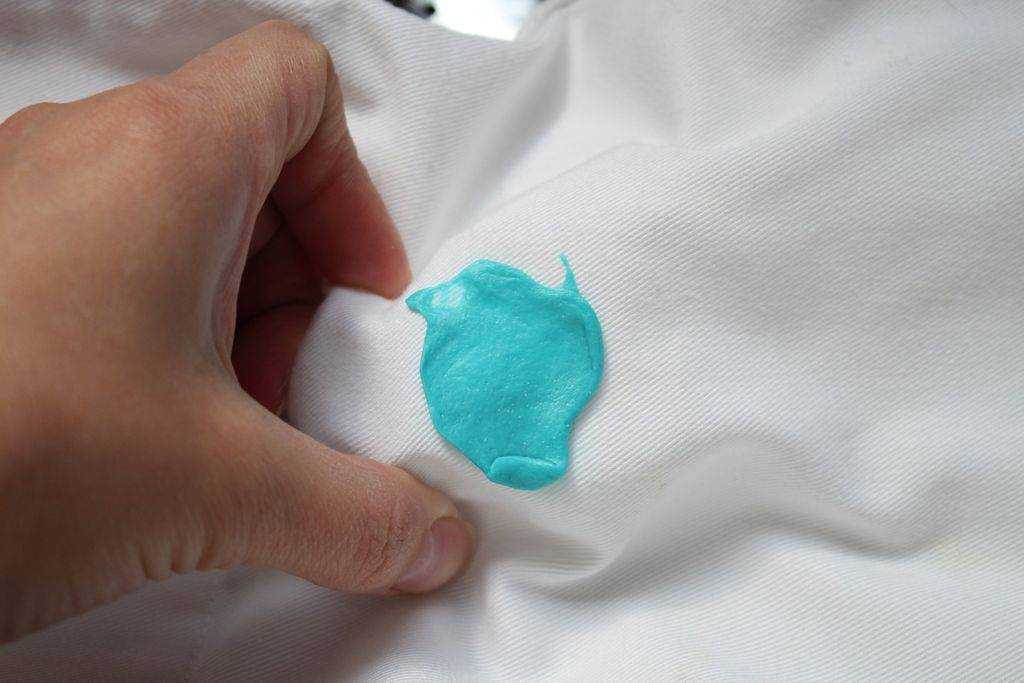 Если вас интересует, как и чем можно быстро убрать жвачку с брюк в домашних условиях, что поможет отлепить размазанную жевательную резинку с ткани, чем отмыть и отстирать пятна с любимых штанов, прочтите эту публикацию