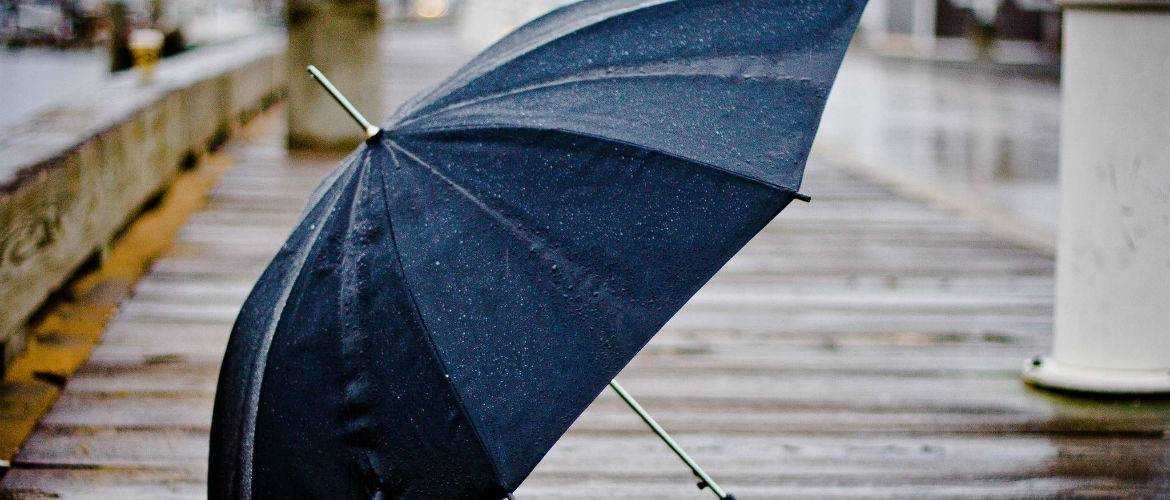 Как постирать зонтик в домашних условиях: правила и советы