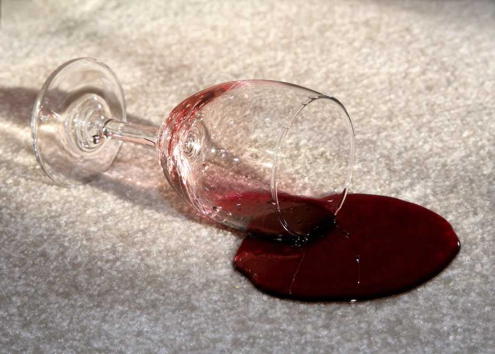 Как вывести пятно от красного вина и чем отстирать от белой одежды и ткани,чем отмыть старое пятно