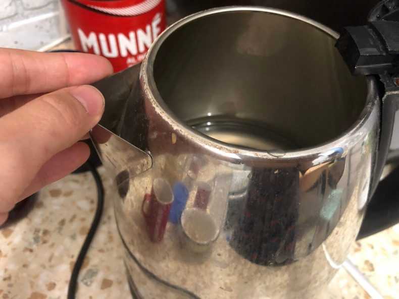 Очистка чайника от накипи содой
